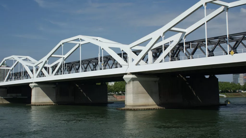 Ludwigshafen am Rhein und Mannheim sind durch die Rheinbrücke miteinander verbunden