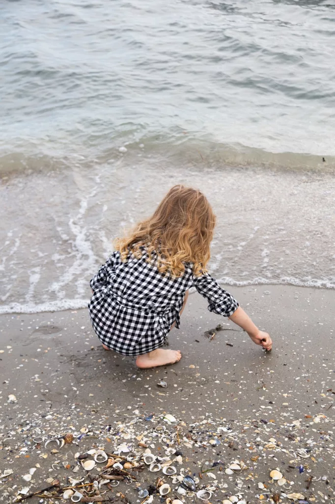 little girl, beach, child-4264929.jpg